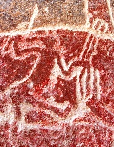 Petroglifo pintado, detalle de cazador de camélido. Alero Taira. Sector río Loa, Atacama, Chile.