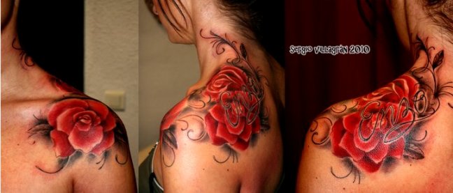Flores y texto - tatuaje por Sergio Villagrán